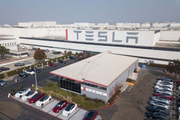 Pabrik Tesla Sebagai Pencetus Mobil Listrik Pertama