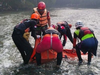 Bocah Berumur Empat Tahun Kian Tenggelam Di Sungai Ciliwung