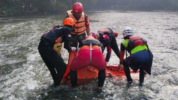 Bocah Berumur Empat Tahun Kian Tenggelam Di Sungai Ciliwung