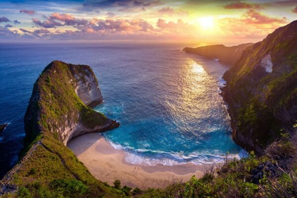 Bali Adalah Pulau Yang Menyediakan Banyak Pantai Indah