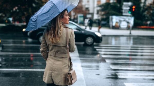 Tetap Stylish Di Musim Hujan, Ini Pakaian Yang Wajib Kamu Punya