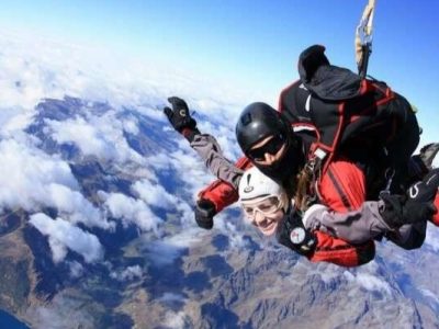 Melihat Keindahan Alam Dengan Skydiving