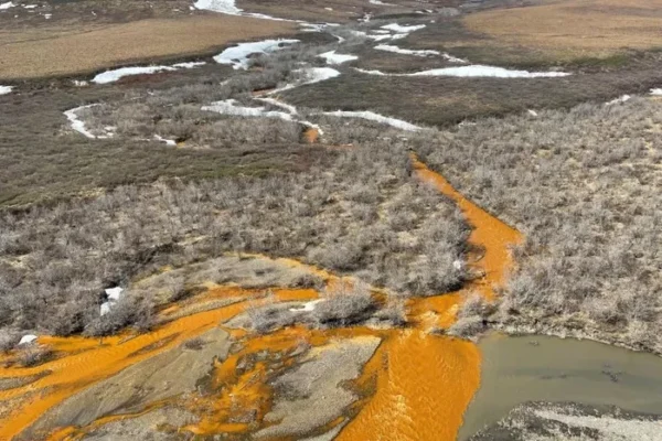 Sungai Alaska Yang Berubah Warna Jadi Oranye Di Sebabkan