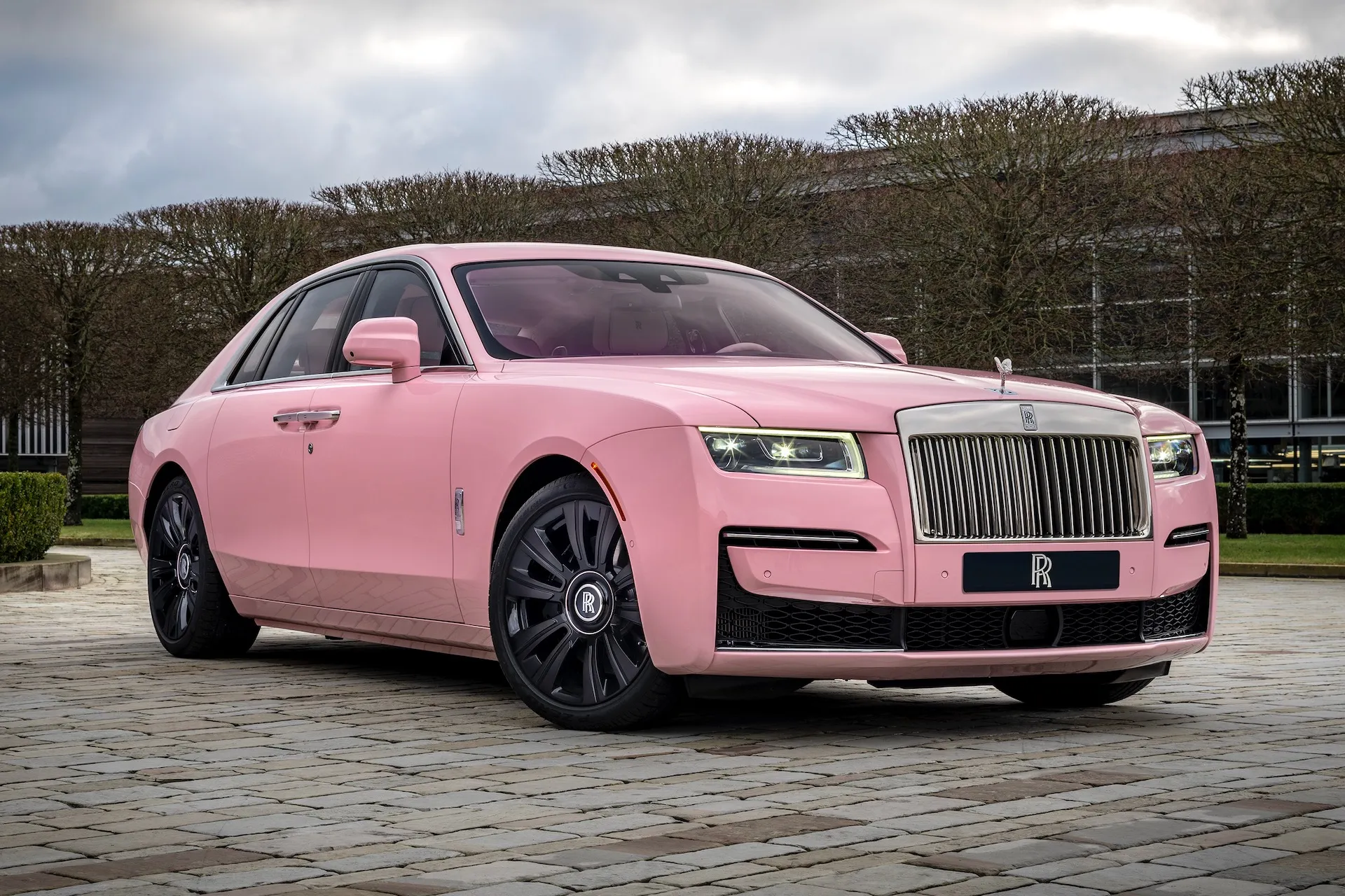 Rolls-Royce Mobil Mahal Langganan Para Sultan Dunia