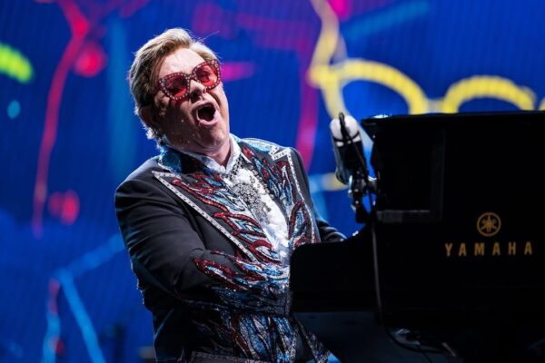 Penyanyi Elton John Telah Melakukan 4.000 Konser