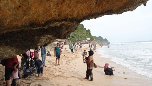 Pantai Watulawang Wisata Unik Dengan Batu Seperti Pintu