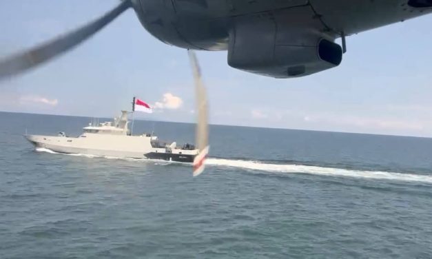 KRI Beladau-643 Gagalkan Pencurian Minyak CPO di Perairan Riau