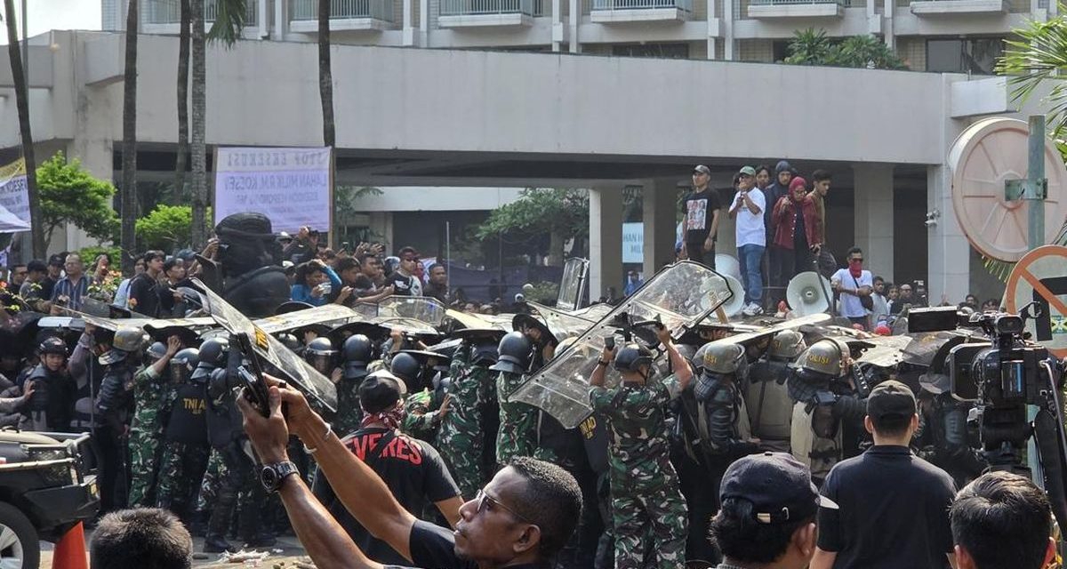 Eksekusi Hotel Sultan Ricuh, Aparat TNI-Polri Di lempari Batu