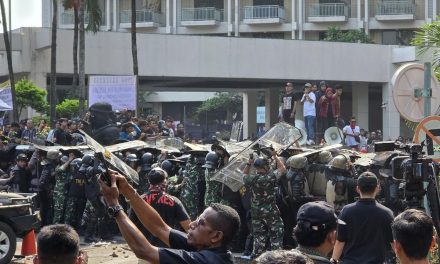 Eksekusi Hotel Sultan Ricuh, Aparat TNI-Polri Di lempari Batu