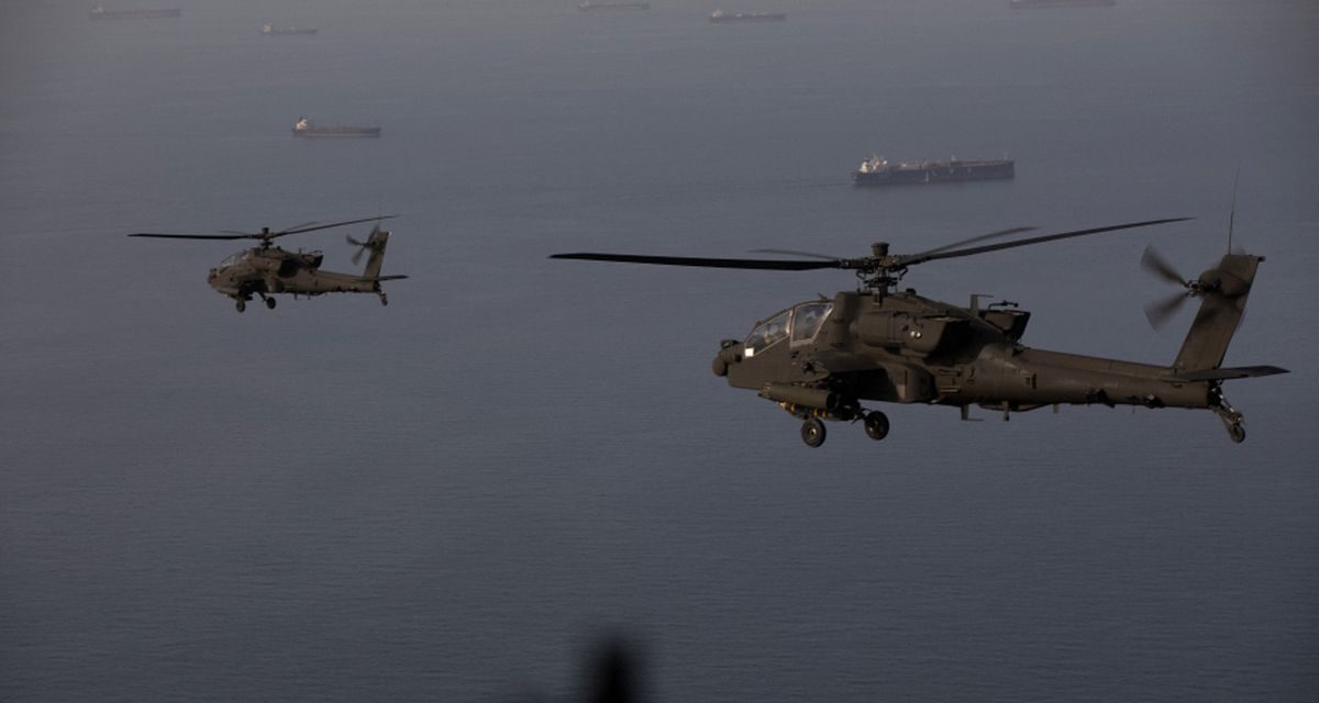 Helikopter Apache AS Jatuh di Dekat Selat Hormuz