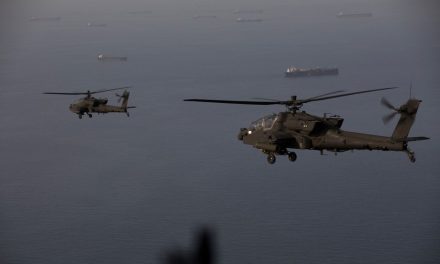 Helikopter Apache AS Jatuh di Dekat Selat Hormuz