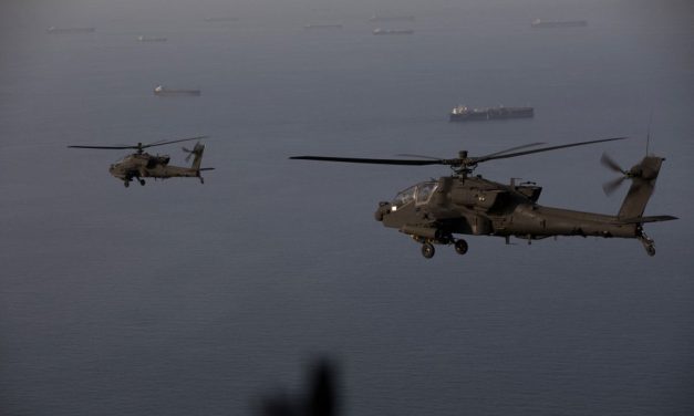 Helikopter Apache AS Jatuh di Dekat Selat Hormuz