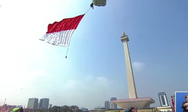 Aksi Prajurit Kopassus “Victory Jump” dari Ketinggian 10.000 Kaki