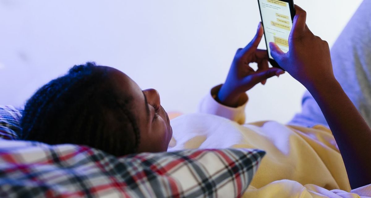 Kebiasaan Main HP Sebelum Tidur Bisa Ganggu Otak Remaja