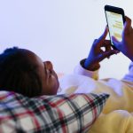 Kebiasaan Main HP Sebelum Tidur Bisa Ganggu Otak Remaja